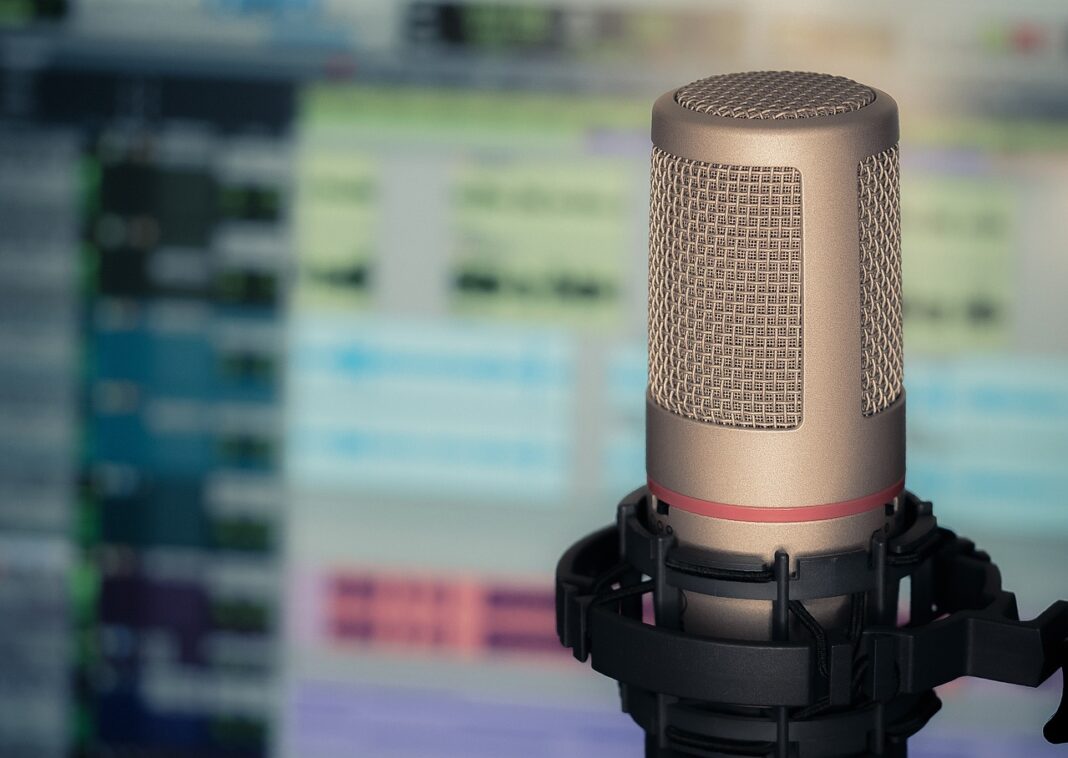 microphone-3381837_1280