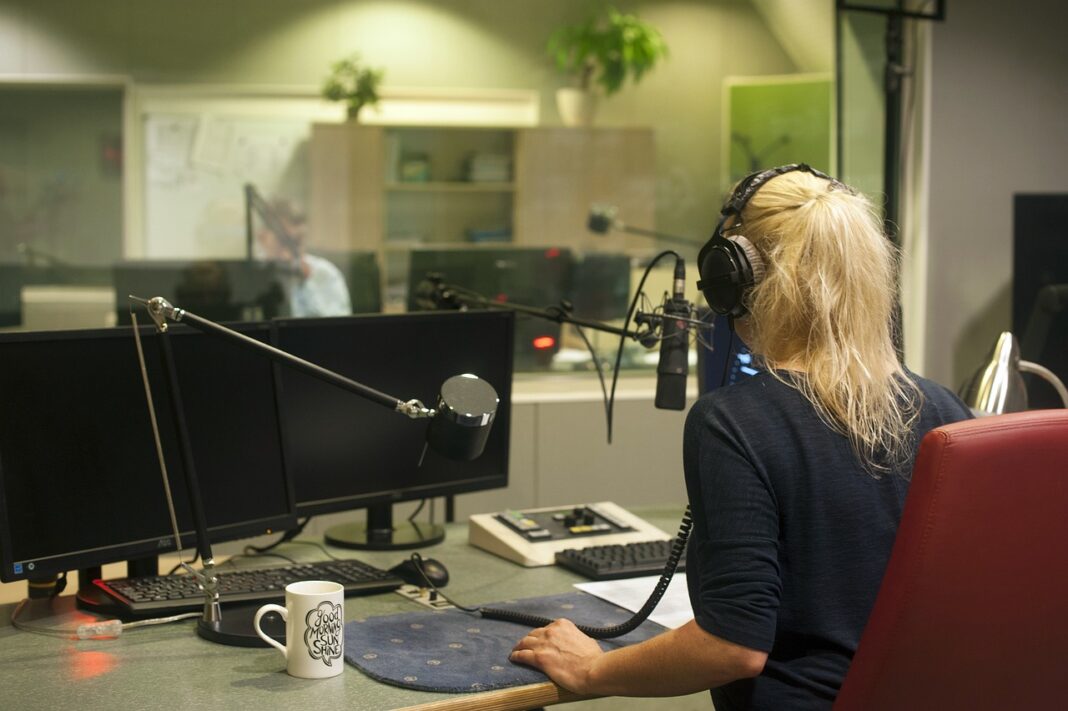 radio-4245029_1280