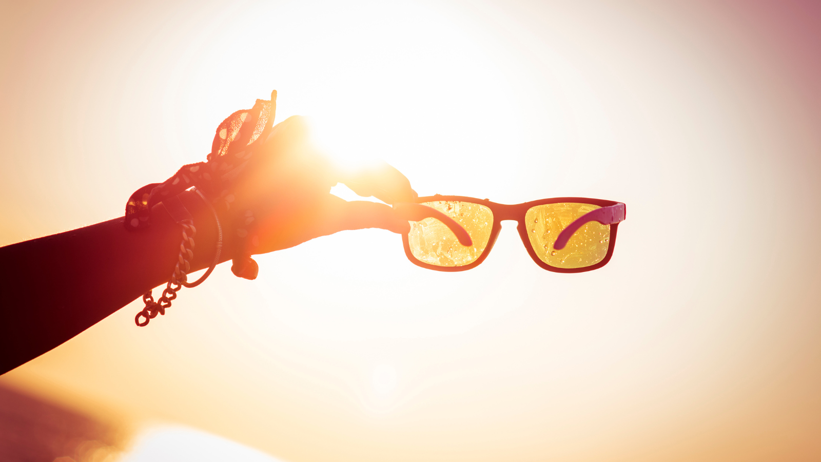 Okulary przeciwsłoneczne w promieniach słońca – modne dodatki na wakacje