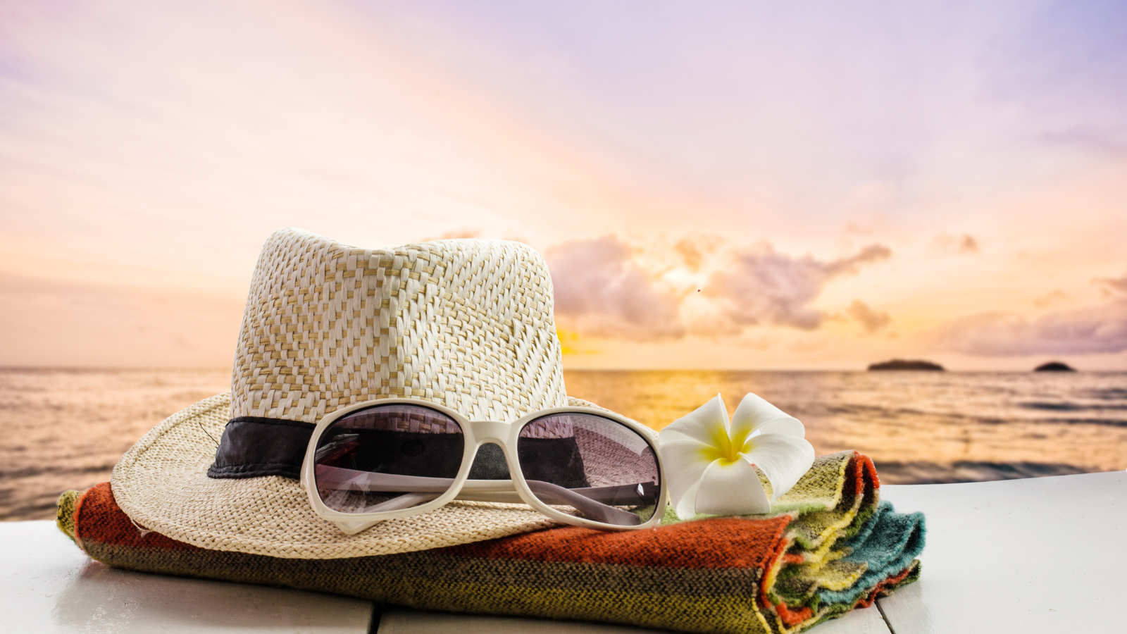 Stylowe okulary przeciwsłoneczne na plaży