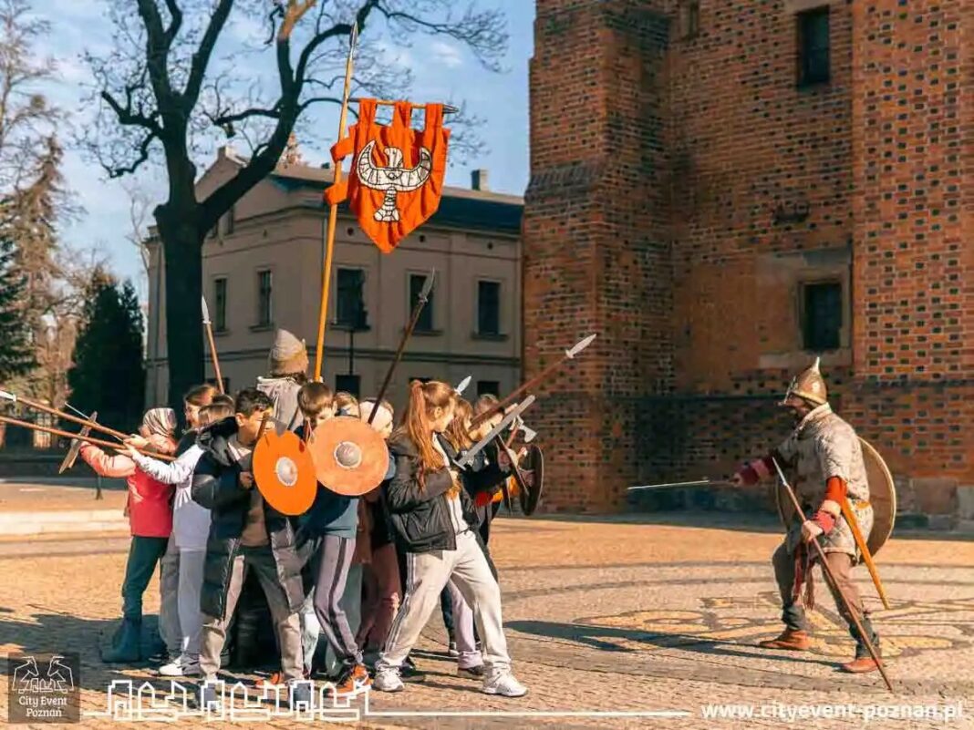 zwiedzanie-poznania-z-przewodnikiem