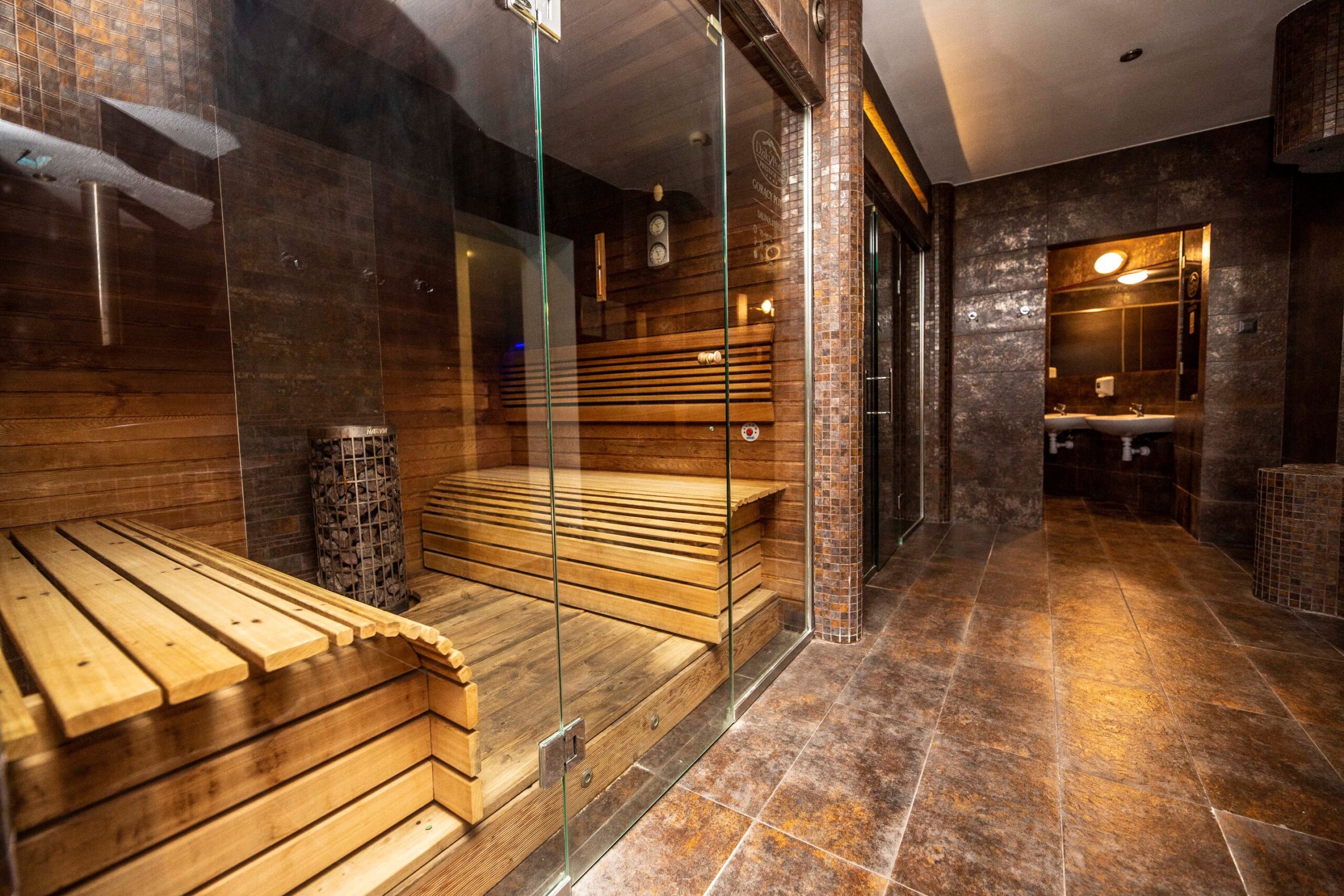 Drewniana sauna w strefie relaksu hotelu Dziki Potok