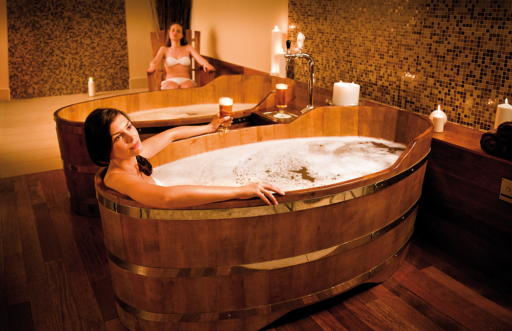 Aromatyczna kąpiel z pianą i świecami w strefie wellness