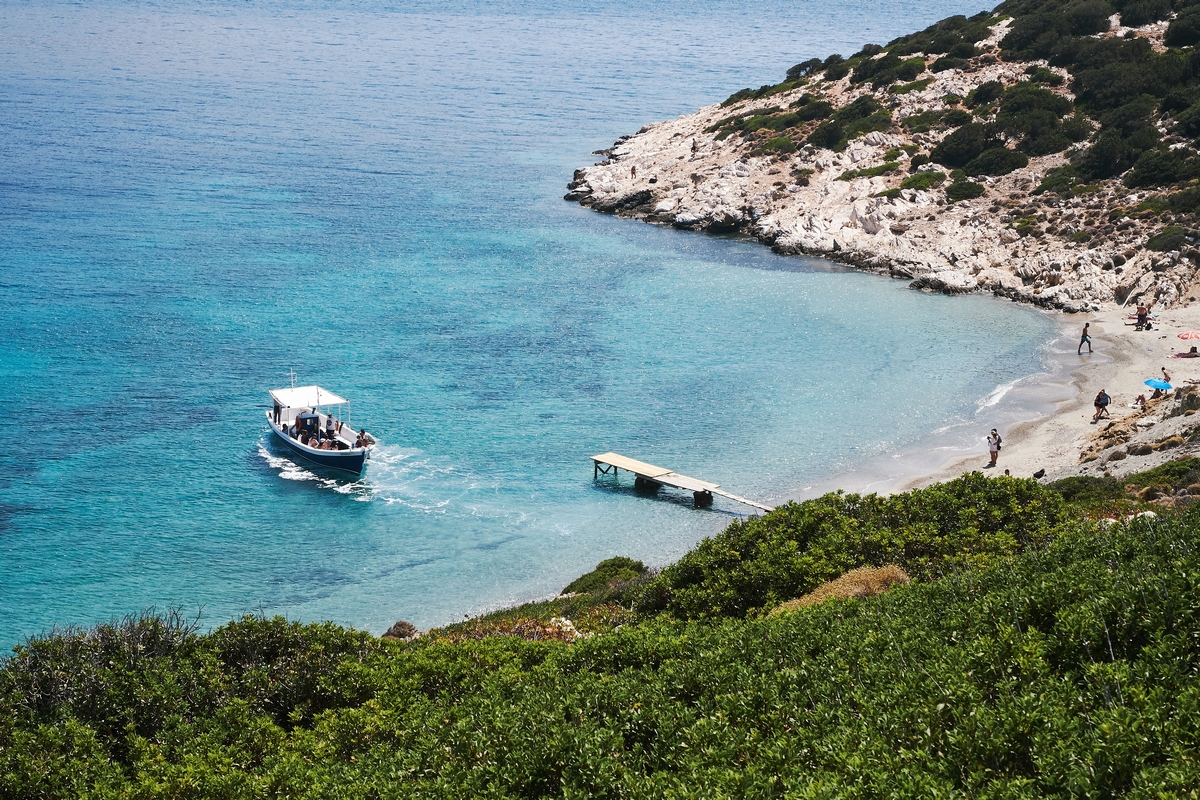 Chorwacja Makarska – idealne miejsce na wakacje w 2025 roku Aerial photography shot of a boat approaching the small beach in Amorgos, Greece