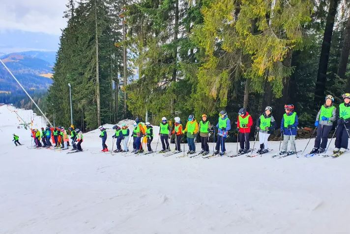 Zimowa przygoda dla najmłodszych – dlaczego warto wysłać dziecko na obóz zimowy?