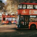Lighthouse Beachy Head: Światło Wysunięte w Głąb Morza Piętrowy autobus na ulicach Londynu nocą, ukazujący miejskie życie i kultowy transport.