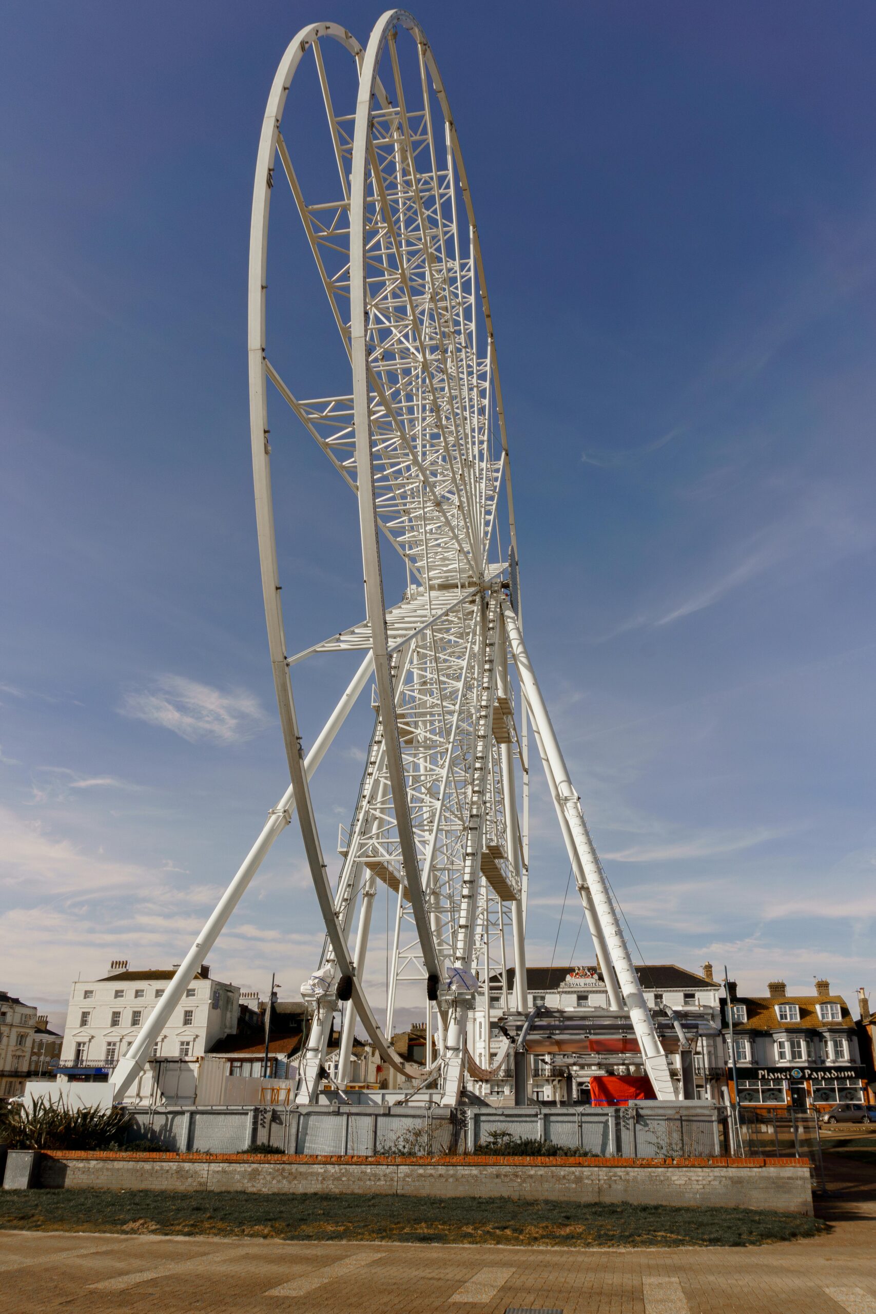 Plac budowy diabelskiego młyna w Great Yarmouth w Anglii pod czystym, błękitnym niebem.