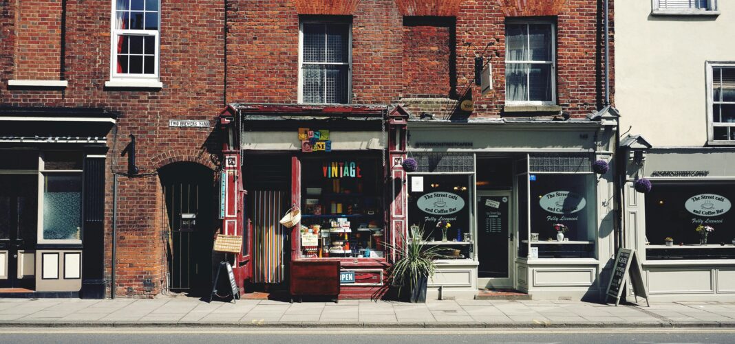 anglia Tętniący życiem sklep z artykułami vintage i kawiarnia na starej ulicy w Norwich.