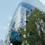Oszałamiający widok na wieżowiec Gherkin w miejskim Londynie, prezentujący nowoczesną architekturę.