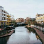 Spokojny i malowniczy widok na budynki wzdłuż Kanału Regenta w Londynie, w Wielkiej Brytanii, z odbiciami w wodzie.