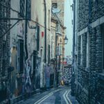 Tajemnice i Atrakcje Zamku Warwick Odkryj pełną graffiti wąską uliczkę w Bristolu, prezentującą architekturę miejską i sztukę uliczną.