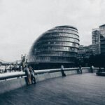 Ratusz w Londynie z nowoczesną architekturą, idealnym widokiem na krajobraz miejski.