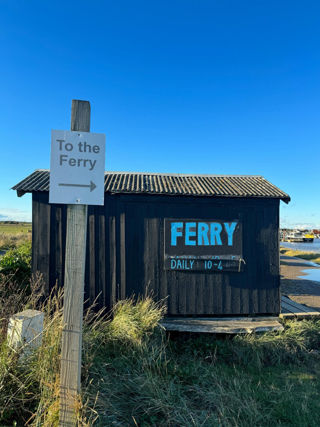 anglia Urocza szopa i prom w Walberswick w Anglii, pod czystym, błękitnym niebem.