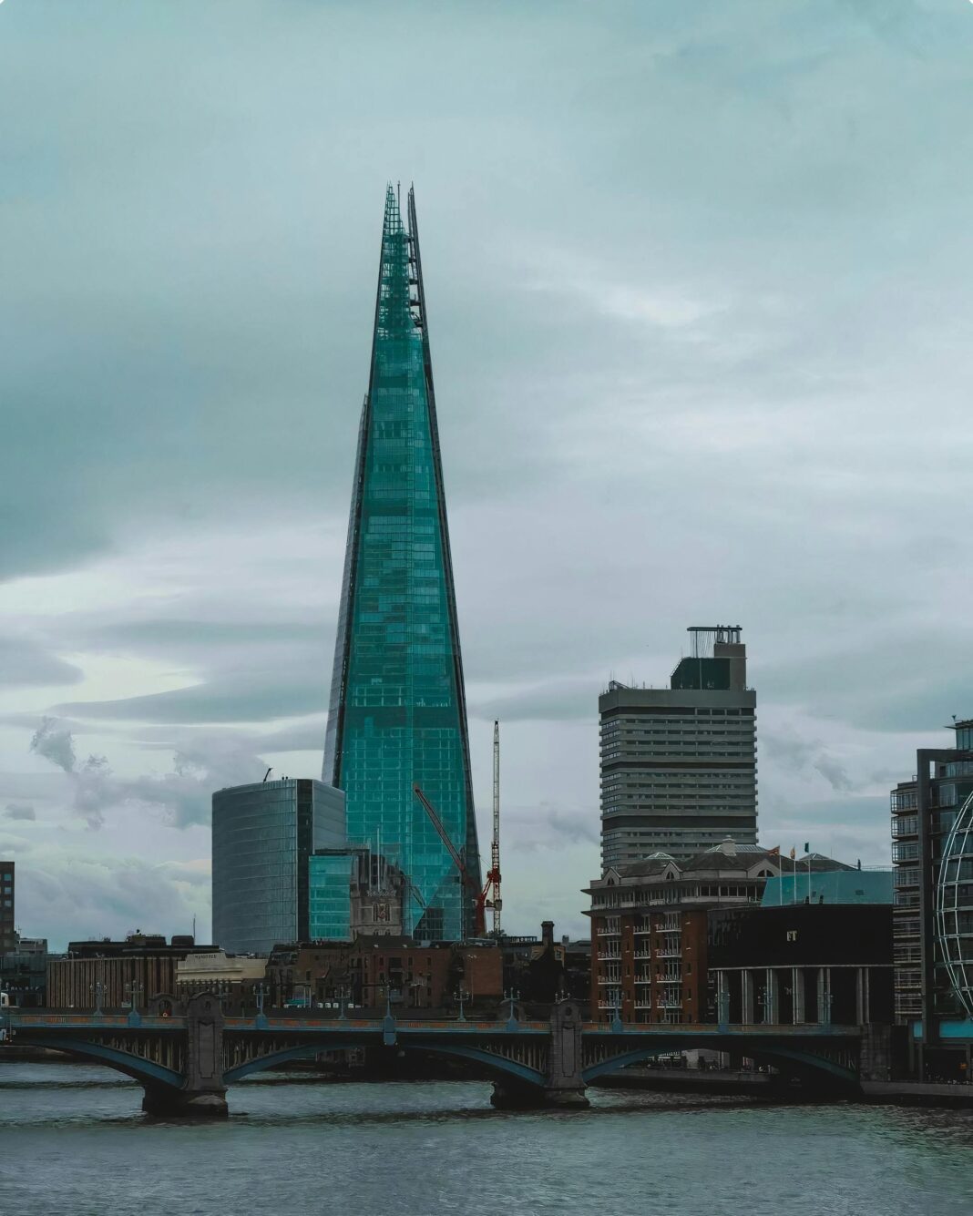 anglia Kultowy Shard otoczony nowoczesną panoramą Londynu z Tamizą na pierwszym planie.