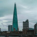Clevedon: Klejnot Kanału Bristolskiego – Historia i Atrakcje Nadmorskiego Miasteczka Kultowy Shard otoczony nowoczesną panoramą Londynu z Tamizą na pierwszym planie.
