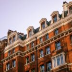 Stratford-upon-Avon: W Serce Dziejów i Literatury Anglii Elegancki, zabytkowy budynek z czerwonej cegły w Londynie, podkreślający klasyczne detale architektoniczne.