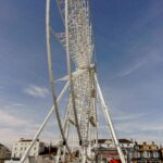 Kamienne Kręgi w Avebury: Pradawna Tajemnica na Angielskiej Ziemi Plac budowy diabelskiego młyna w Great Yarmouth w Anglii pod czystym, błękitnym niebem.