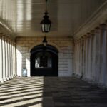 Bridport i Jurassic Coast: Skarby Angielskiego Wybrzeża Klasyczna kamienna kolumnada w Anglii w Wielkiej Brytanii ukazująca architektoniczną elegancję i symetrię.