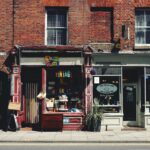 Tętniący życiem sklep z artykułami vintage i kawiarnia na starej ulicy w Norwich.