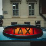 London Temple Church – Siedziba Templariuszy w Brytanii oraz Historia Pewnego Paszportu Zbliżenie na oświetlony znak taksówki na tle londyńskiej ulicy, oddaje miejski klimat.
