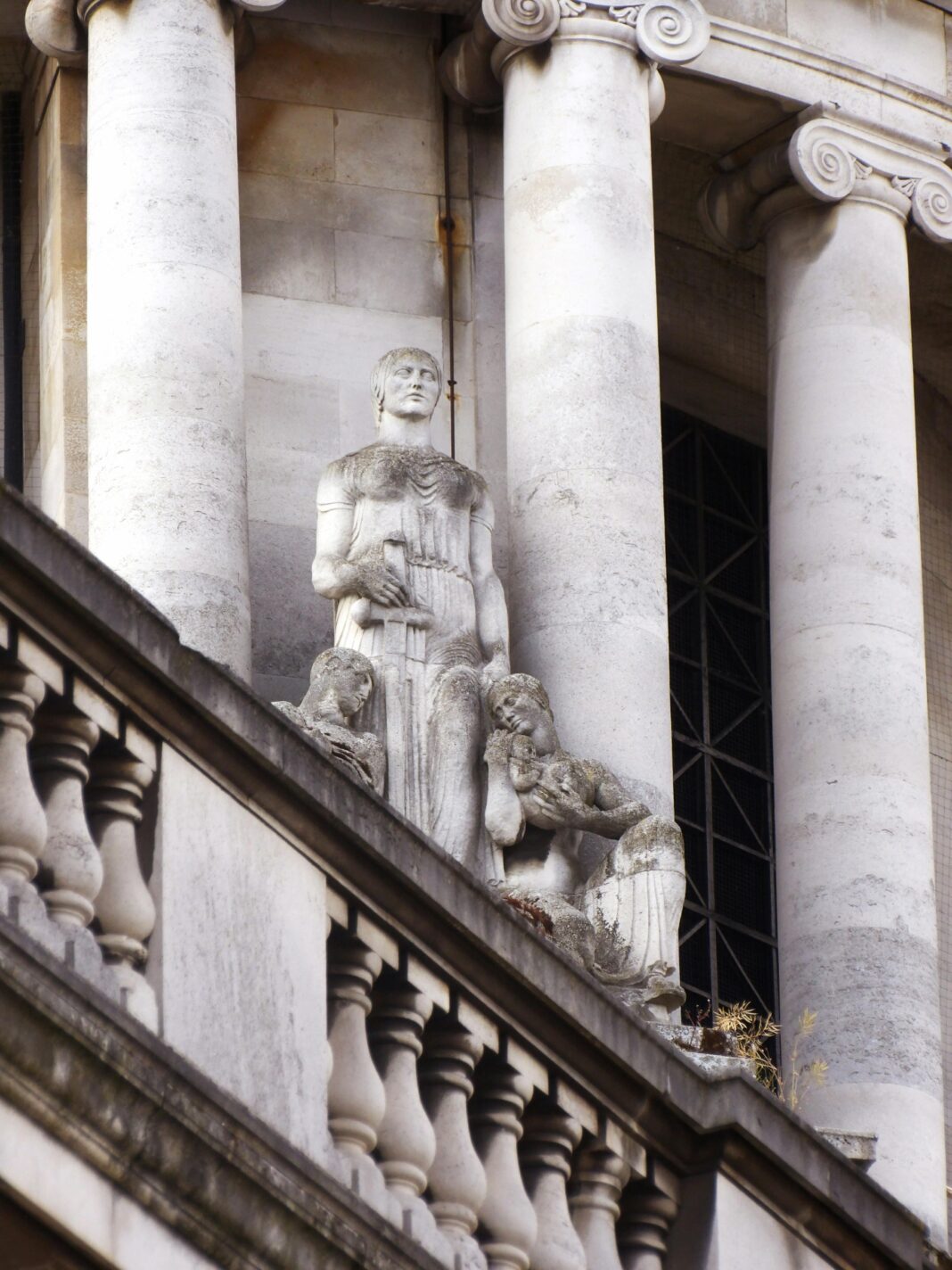 anglia Zbliżenie na kolumny architektoniczne i posągi w Nottingham Council House w Anglii.