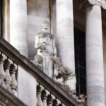 Helikoptery nad Weston-Super-Mare: Odkrywanie Skarbów Zachodniej Anglii Zbliżenie na kolumny architektoniczne i posągi w Nottingham Council House w Anglii.