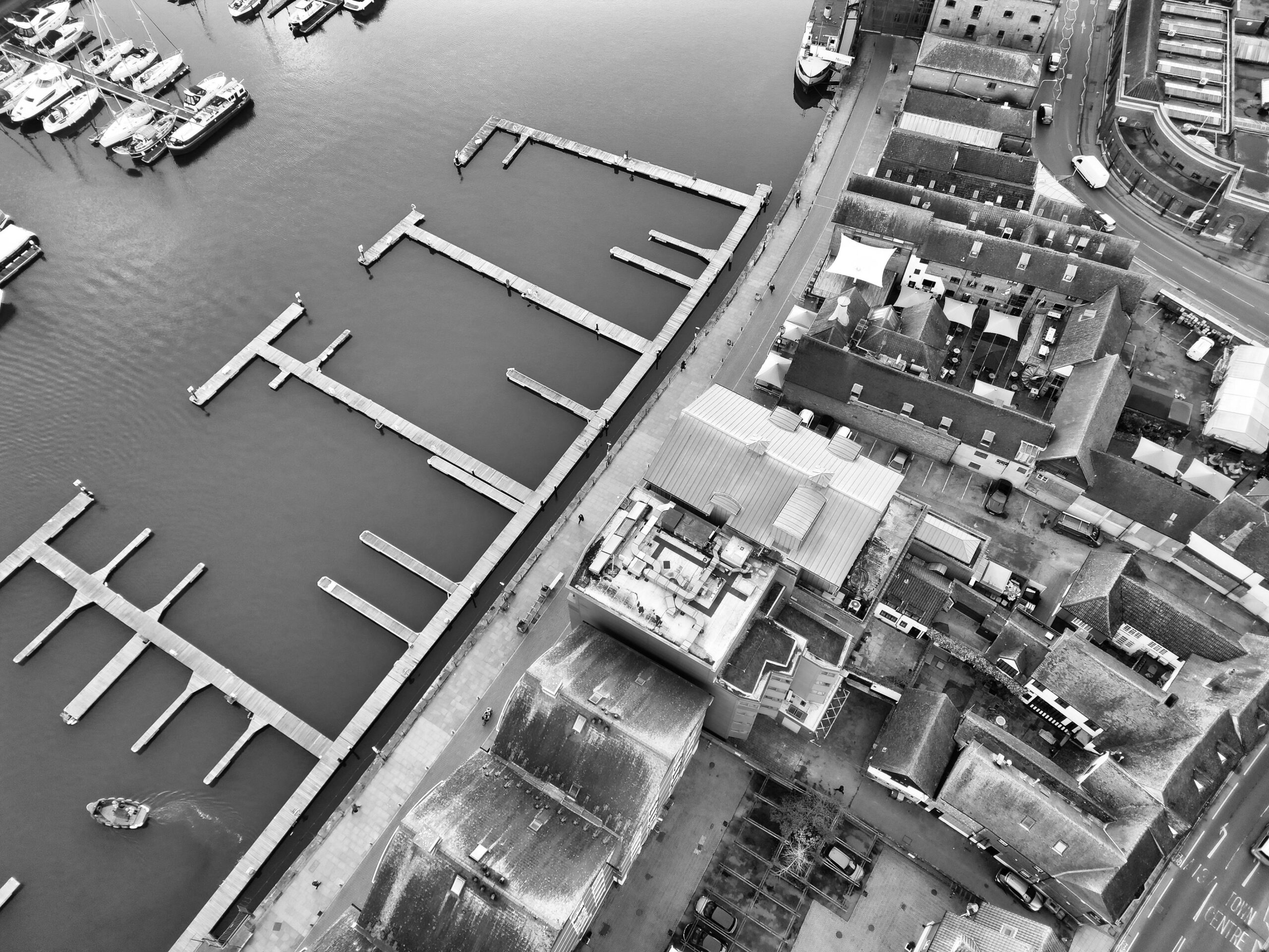 Oszałamiający, czarno-biały widok z lotu ptaka na przystań w Ipswich, przedstawiający mieszankę architektury i doków nabrzeżnych.