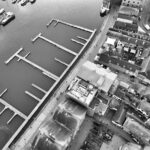 Oszałamiający, czarno-biały widok z lotu ptaka na przystań w Ipswich, przedstawiający mieszankę architektury i doków nabrzeżnych.