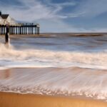 Oszałamiająca, długa ekspozycja molo w Southwold, ukazująca jesienne fale i piękno wybrzeża.