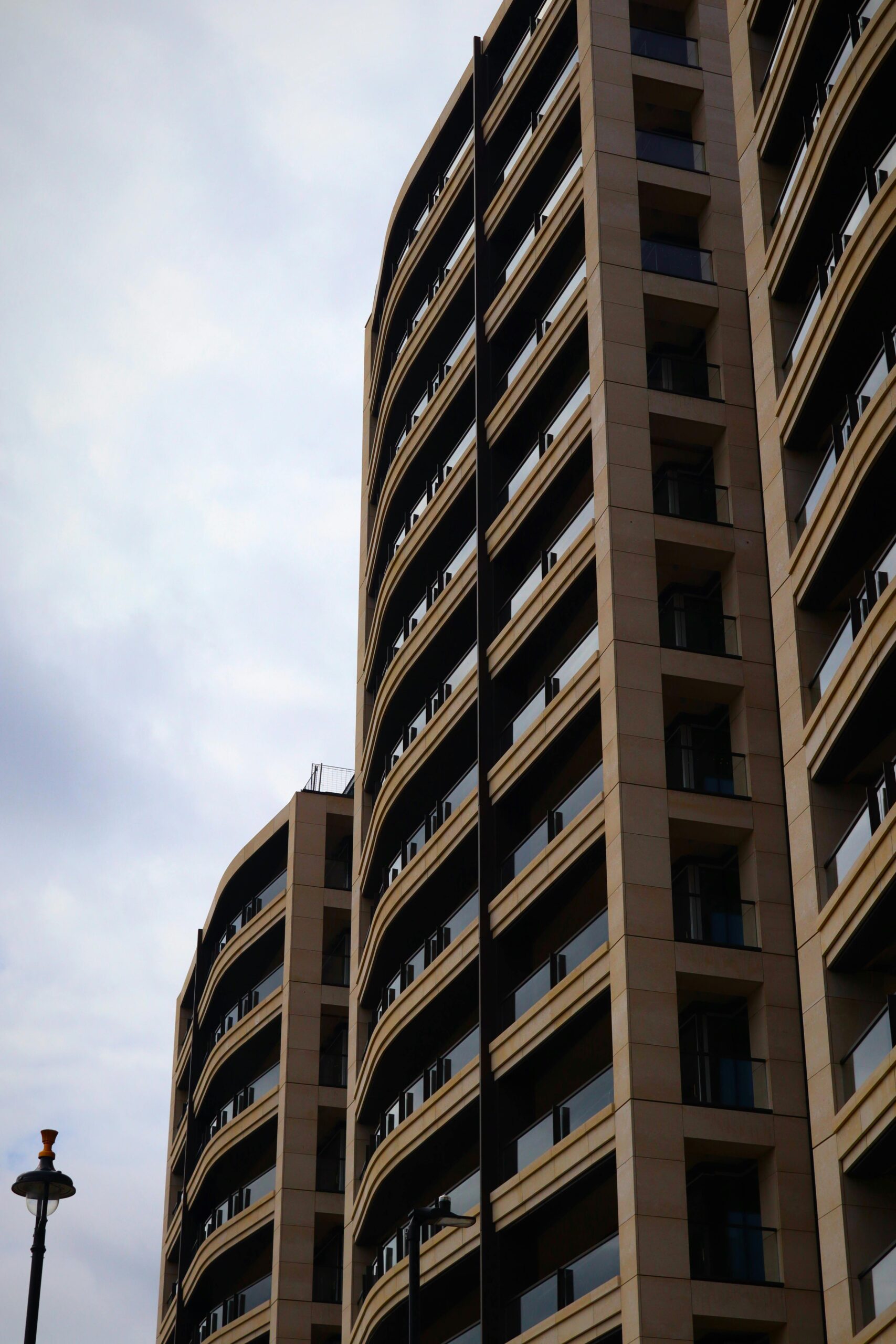 Elegancka nowoczesna architektura w Londynie pod pochmurnym niebem.