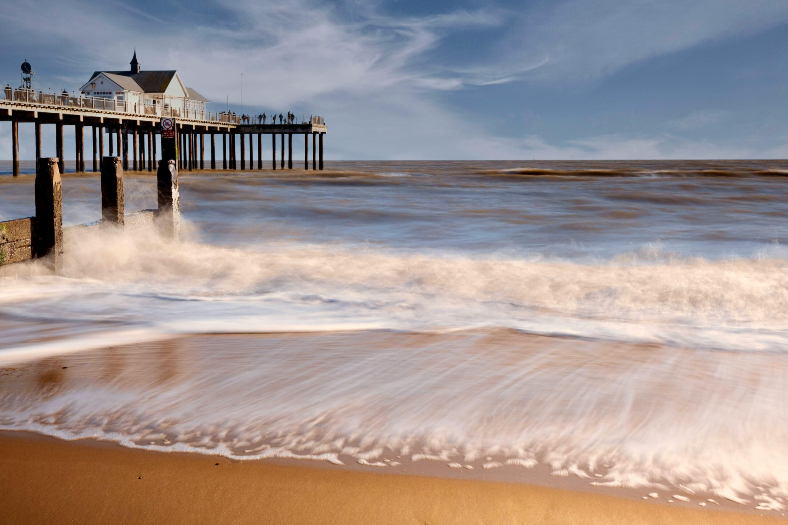Oszałamiająca, długa ekspozycja molo w Southwold, ukazująca jesienne fale i piękno wybrzeża.