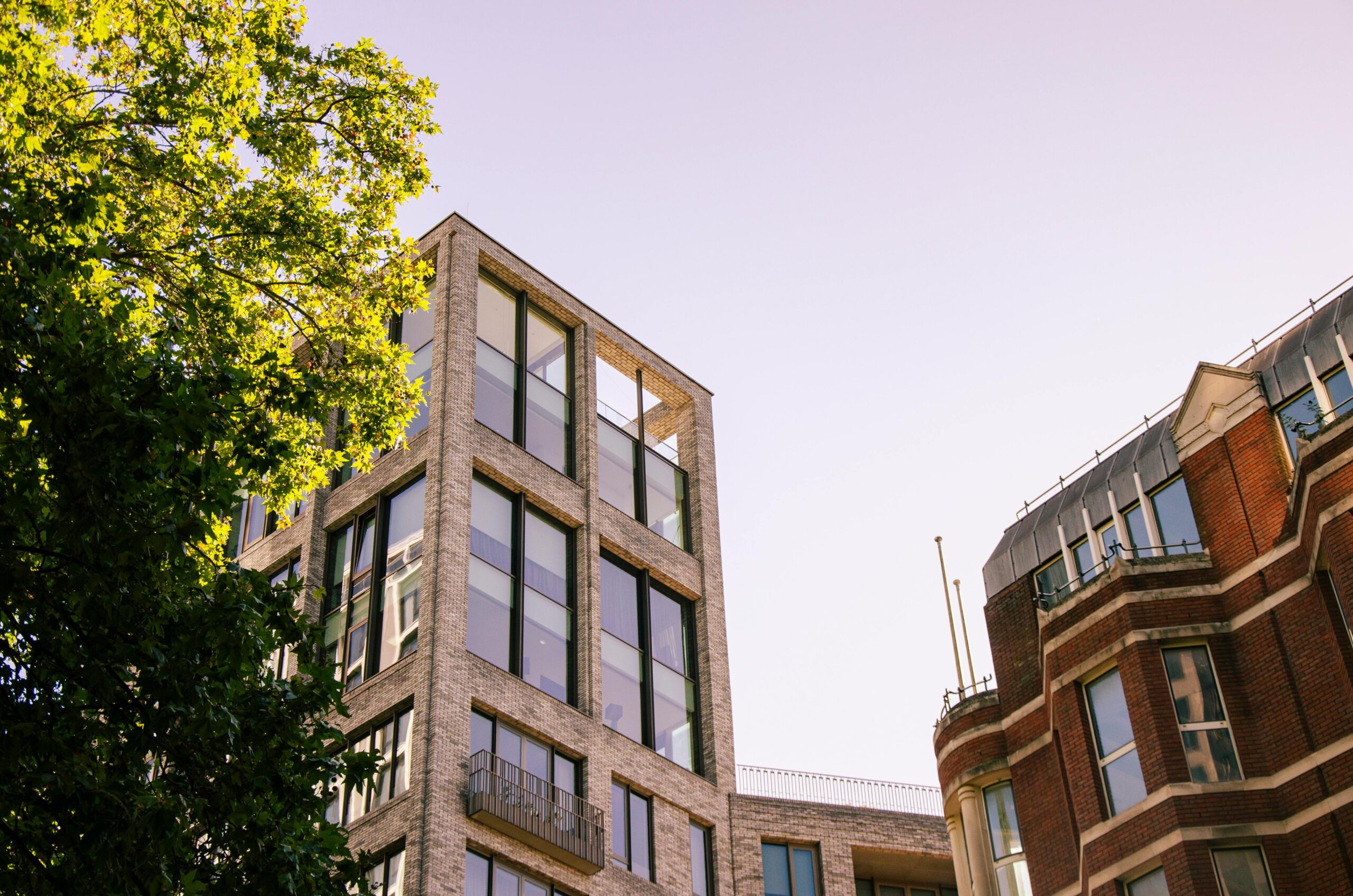 Zdjęcie architektoniczne nowoczesnych budynków i drzew w Londynie, Wielka Brytania.