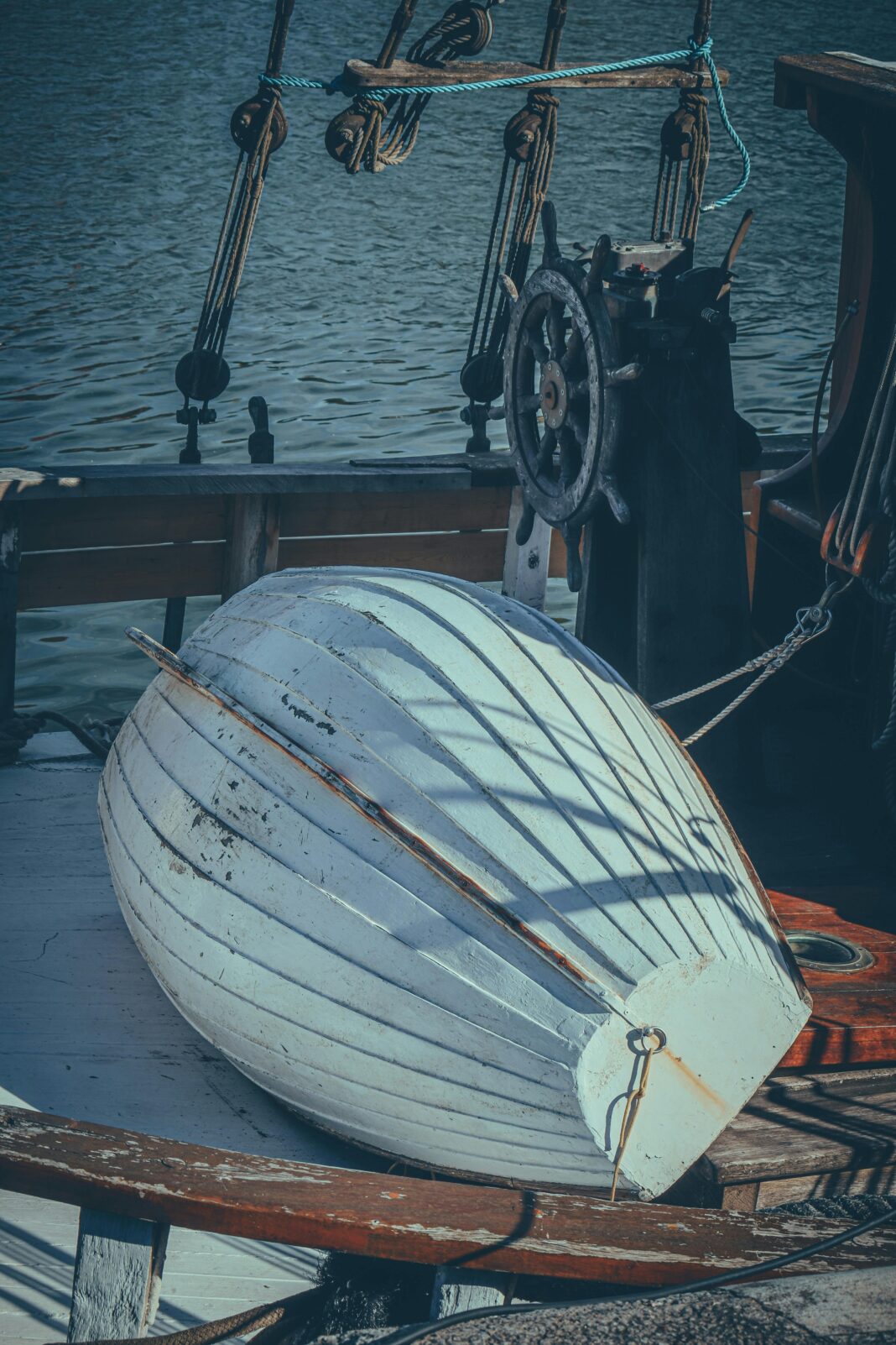 anglia Zbliżenie na zabytkową łódź z linami i kołem w porcie Bristol.