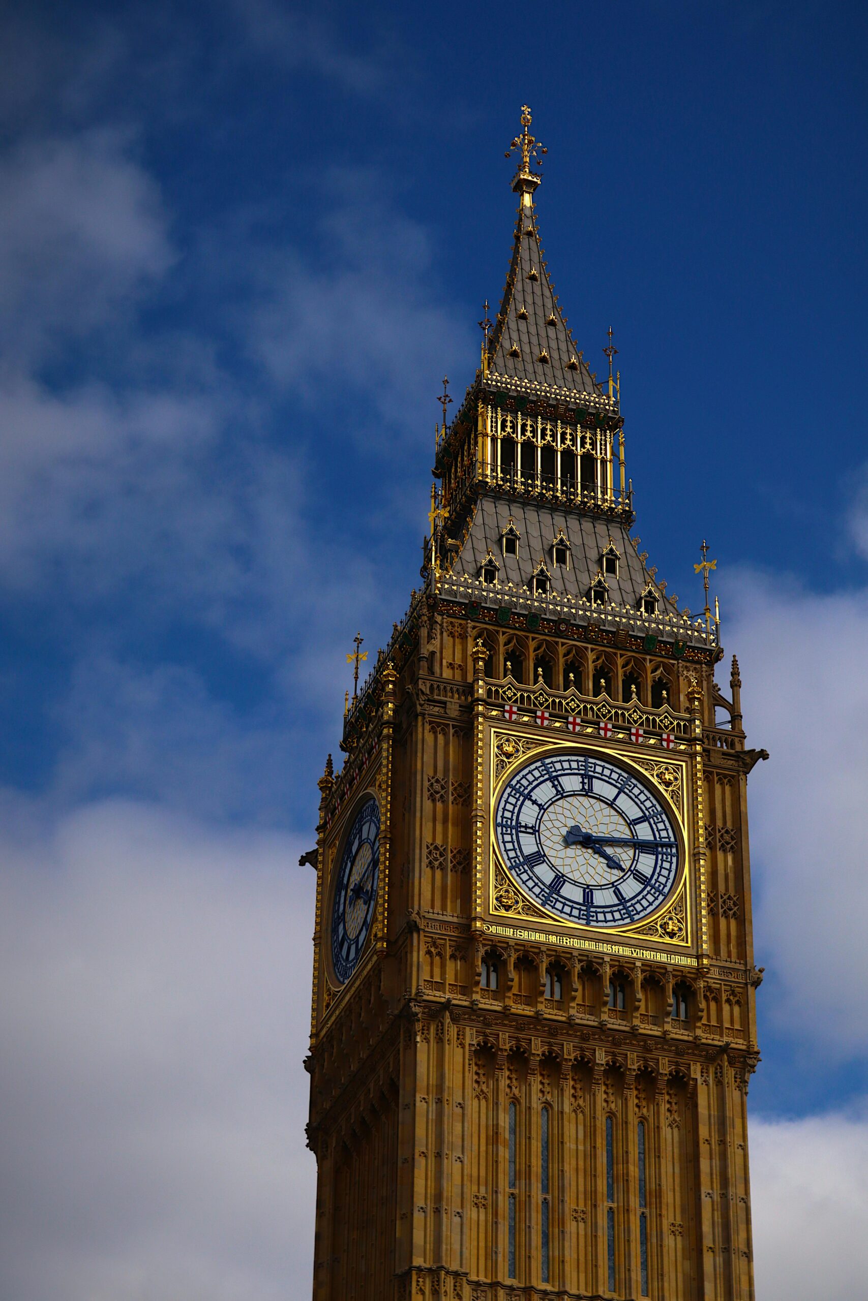 Urzekający widok na Big Bena z czystym niebem w Londynie, Wielka Brytania.