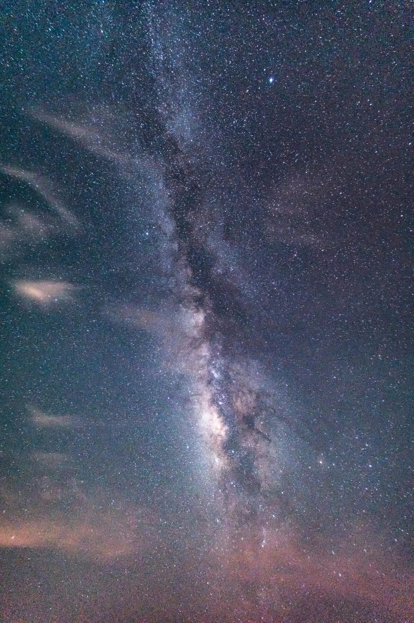Uchwycenie galaktyki Drogi Mlecznej oświetlającej nocne niebo nad Riyadem w Arabii Saudyjskiej.