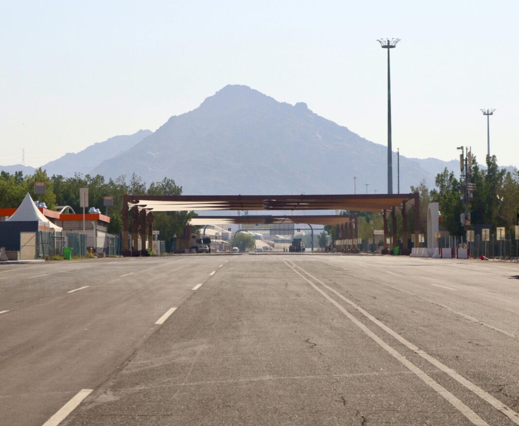 arabia-saudyjska Pusta autostrada z malowniczym widokiem na góry w tle, czyste niebo, dzień.