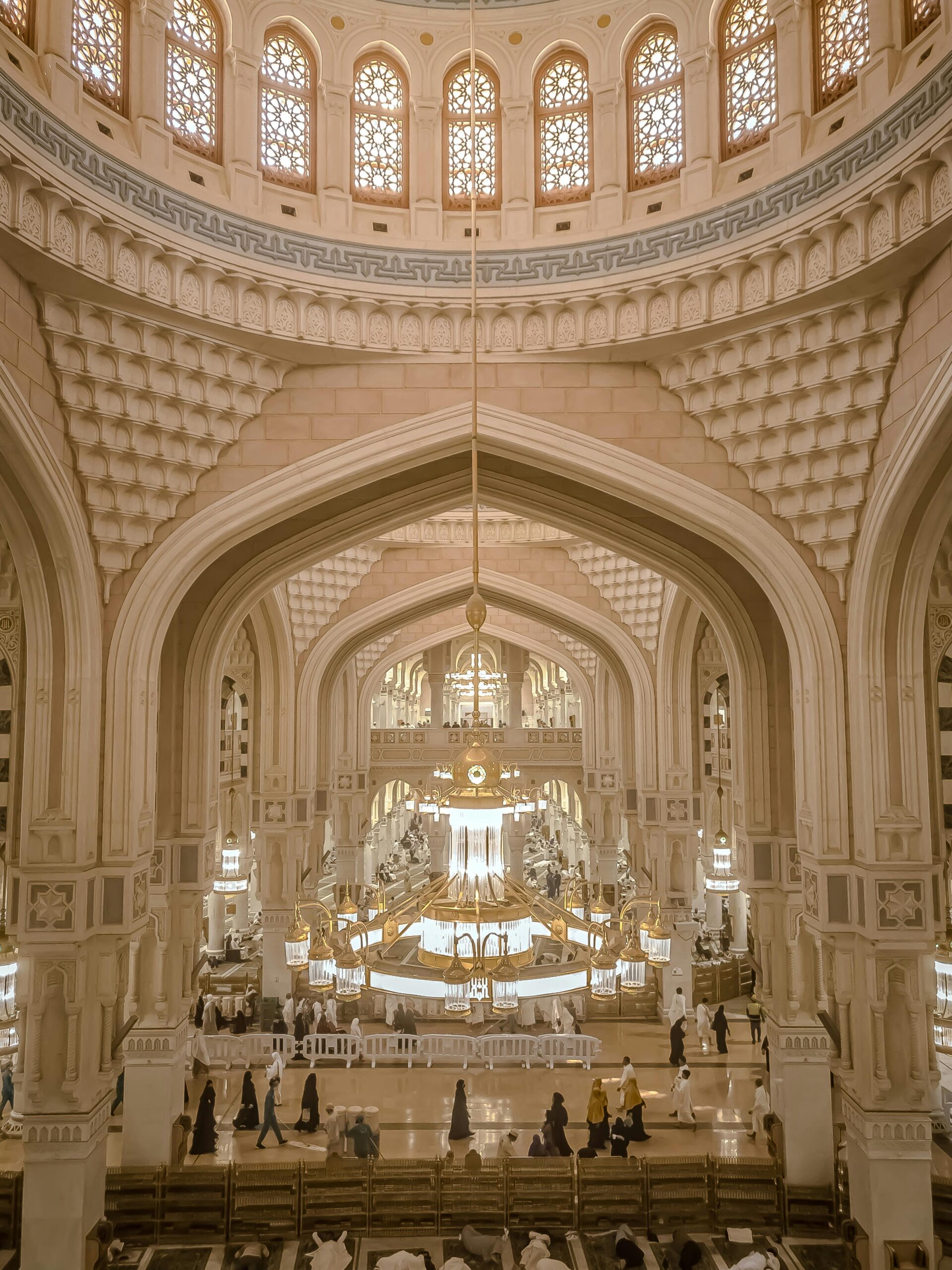 Oszałamiający widok na wspaniałe wnętrze Świętego Meczetu w Mekce, prezentujące architekturę islamską.