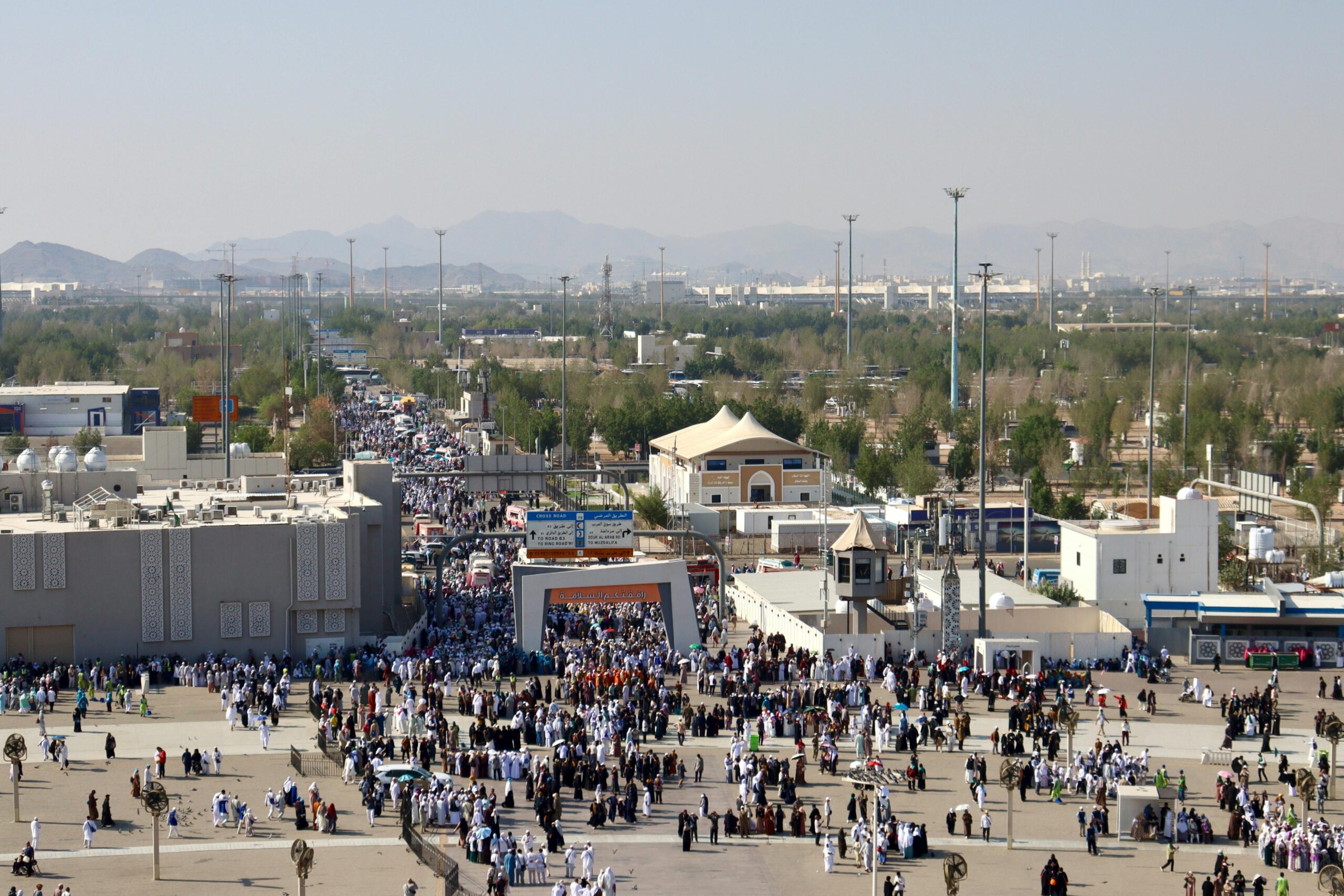 Widok z lotu ptaka na duże zgromadzenie na targowisku w Mekce.