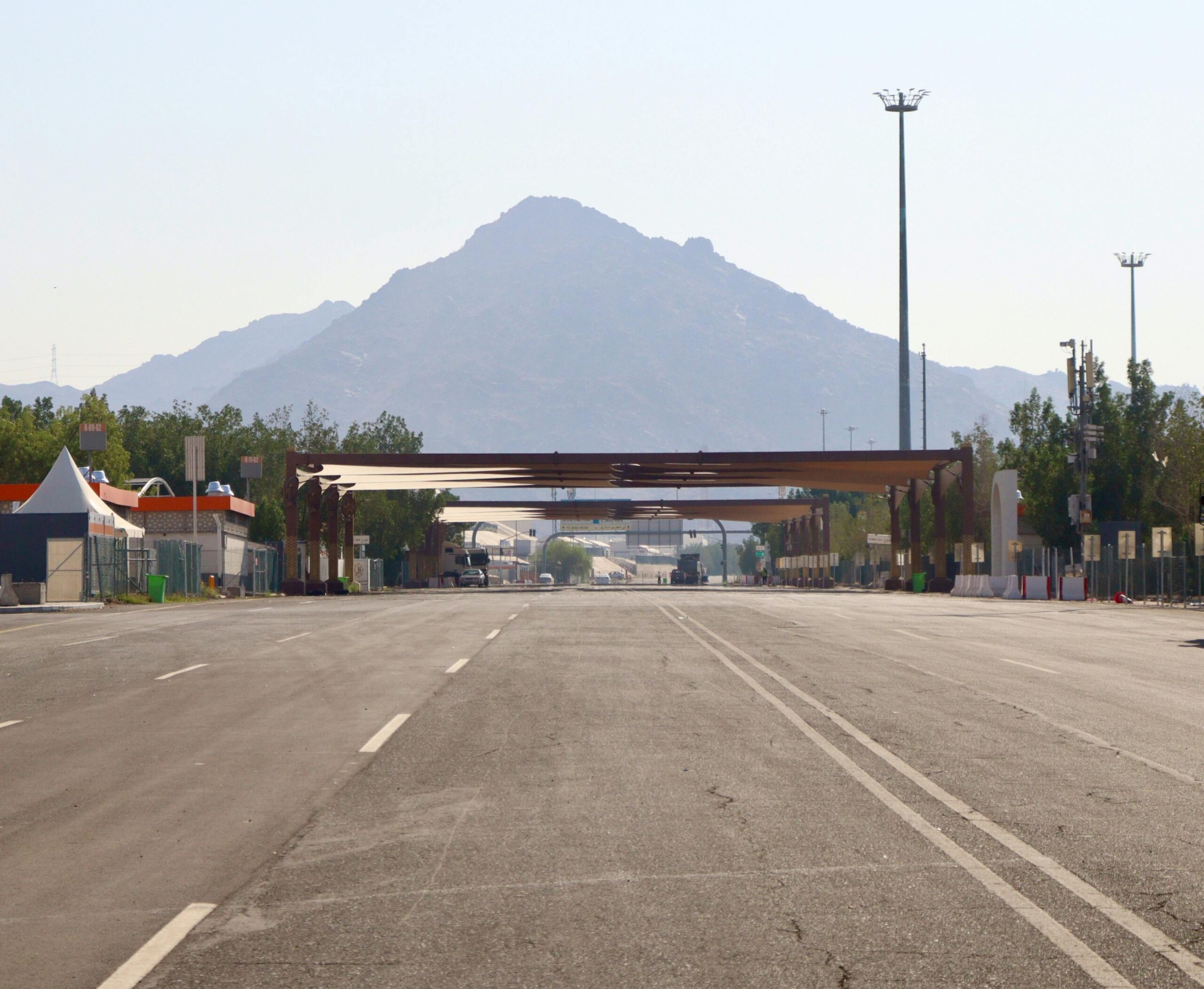 Pusta autostrada z malowniczym widokiem na góry w tle, czyste niebo, dzień.