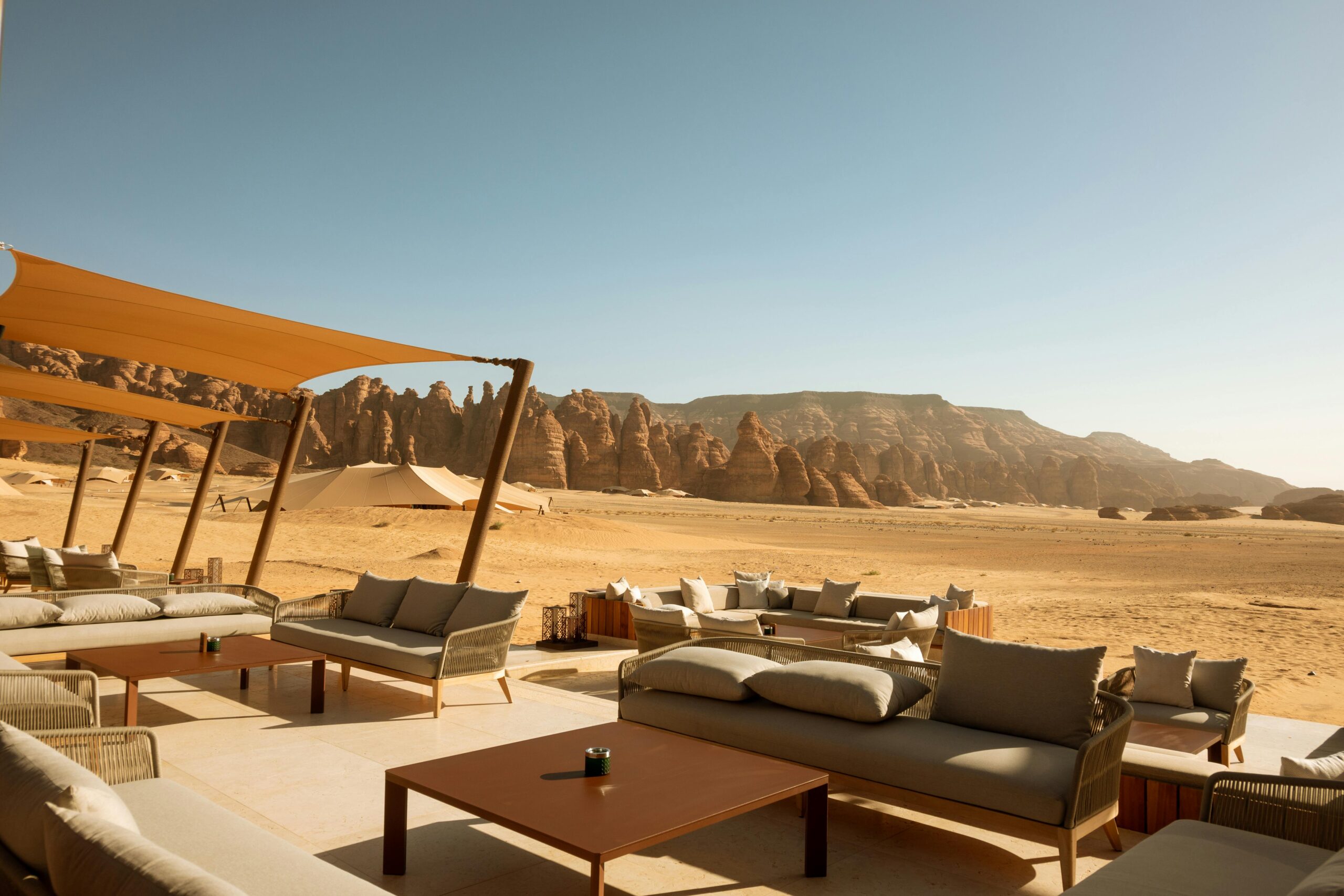 Przeżyj luksusowy glamping ze wspaniałymi widokami na AlUla, kultowe formacje skalne Arabii Saudyjskiej.