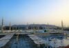Widok z lotu ptaka na Al-Masjid an-Nabawi z minaretami o zachodzie słońca w Medynie, Arabia Saudyjska.