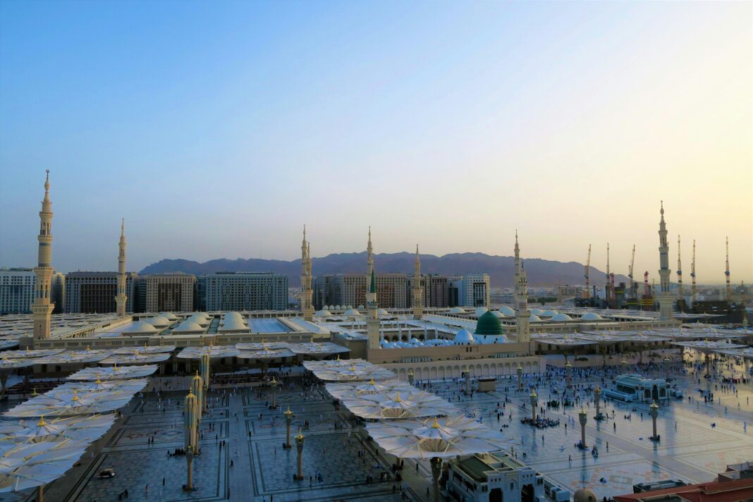 arabia-saudyjska Widok z lotu ptaka na Al-Masjid an-Nabawi z minaretami o zachodzie słońca w Medynie, Arabia Saudyjska.