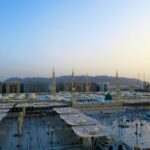 Najsłynniejsze postacie historyczne Arabii Saudyjskiej Widok z lotu ptaka na Al-Masjid an-Nabawi z minaretami o zachodzie słońca w Medynie, Arabia Saudyjska.