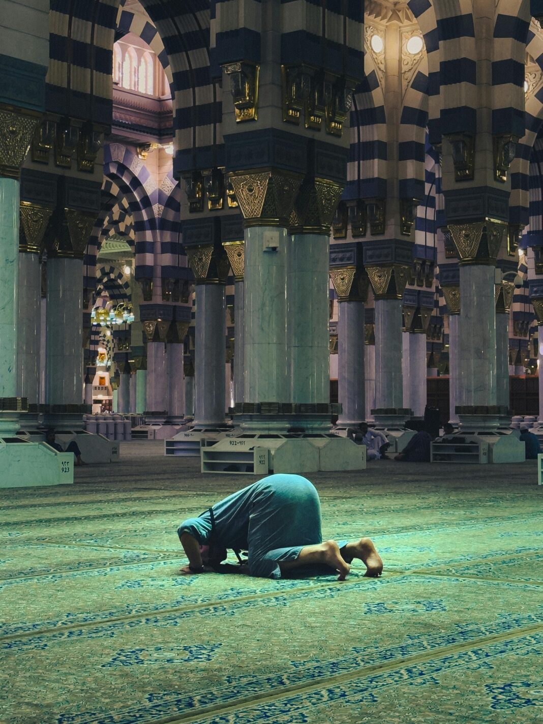 arabia-saudyjska Osoba modląca się w historycznym Al-Masjid an-Nabawi w Medynie, Arabia Saudyjska.