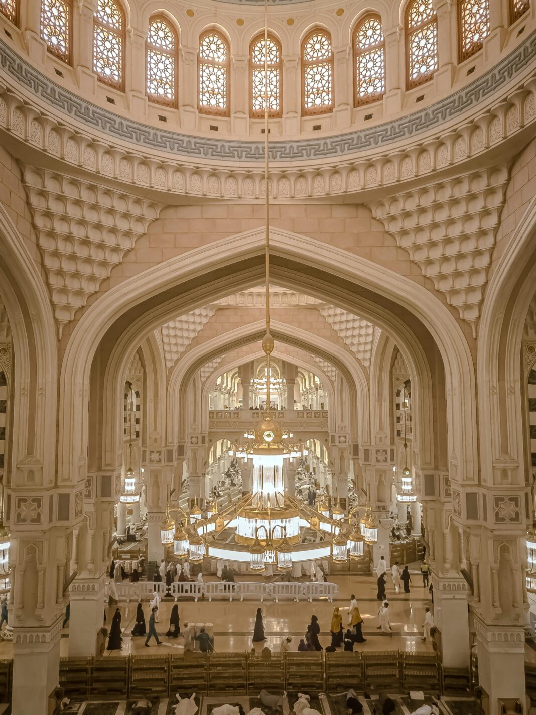 arabia-saudyjska Oszałamiający widok na wspaniałe wnętrze Świętego Meczetu w Mekce, prezentujące architekturę islamską.