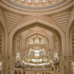 Arabia Saudyjska – system polityczny i monarchia absolutna Oszałamiający widok na wspaniałe wnętrze Świętego Meczetu w Mekce, prezentujące architekturę islamską.