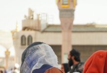 Dlaczego pustynia Rub al-Chali zachwyca podróżników? Matka z dzieckiem w Al-Masjid an-Nabawi w Medynie w Arabii Saudyjskiej, prezentująca dziedzictwo kulturowe.