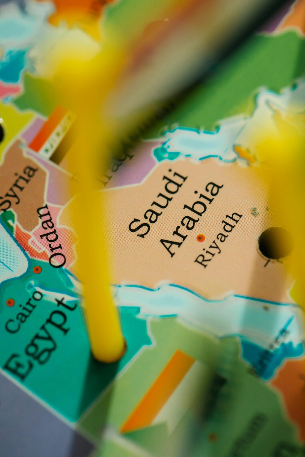 Szczegółowe zbliżenie kolorowej mapy przedstawiającej Arabię ​​Saudyjską i sąsiednie kraje, z naciskiem na Riyad.