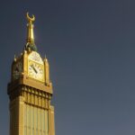 Majestatyczne ujęcie wieży zegarowej Abraj Al Bait w Mekkah na tle czystego nieba.