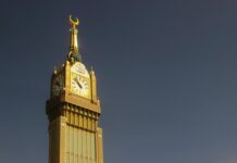 Majestatyczne ujęcie wieży zegarowej Abraj Al Bait w Mekkah na tle czystego nieba.